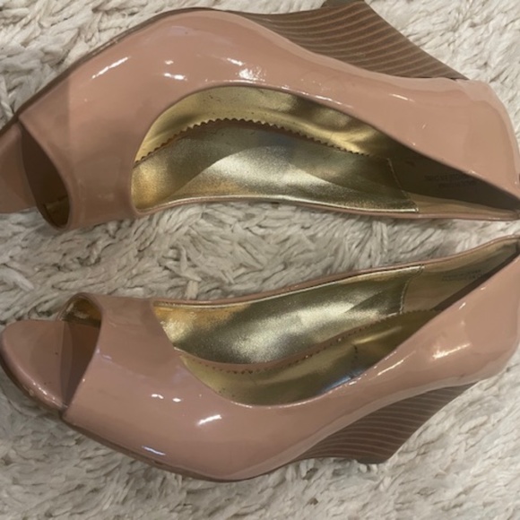 Liz Claiborne Beige Wedge Ladies Shoes Size 7 - Picture 3 of 3